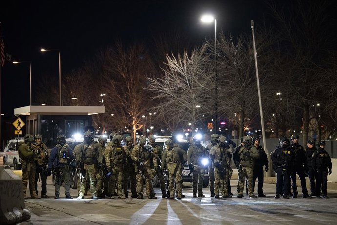 11 de janeiro de 2026, Minneapolis, Minnesota, Estados Unidos: Agentes federais em frente à entrada do Edifício Federal Bishop Henry Whipple em Fort Snelling, domingo, 11 de janeiro de 2026, em Minneapolis.