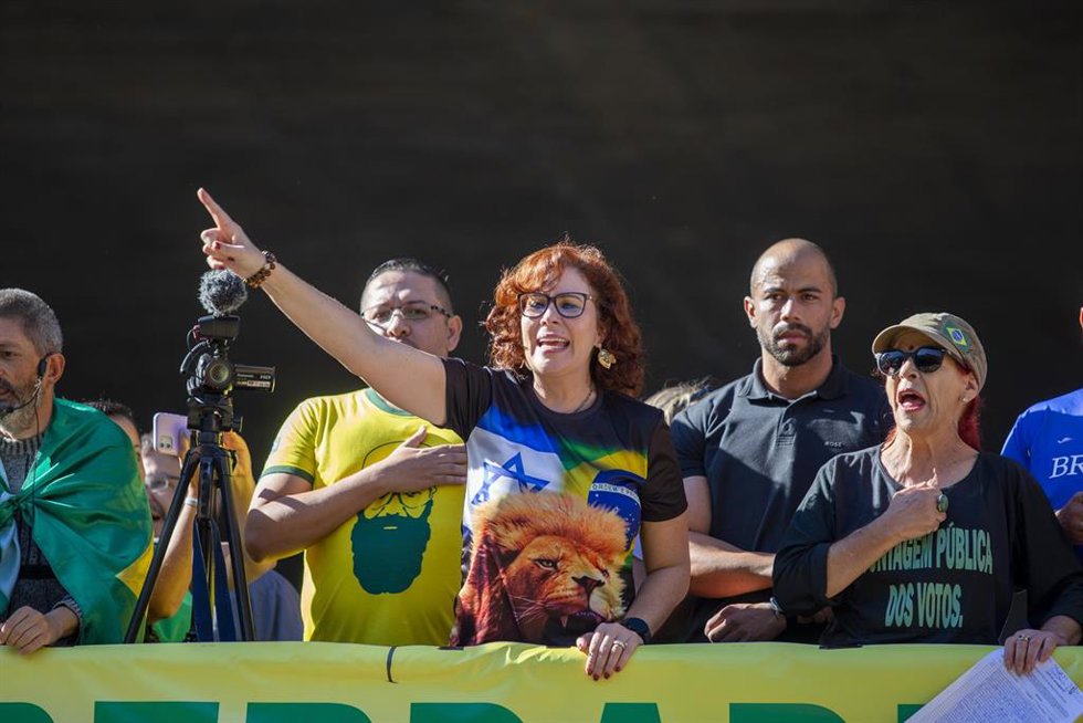 Archivo - La exdiputada brasileña Carla Zambelli habla ante los manifestantes de una protesta en defensa del expresidente Jair Bolsonaro