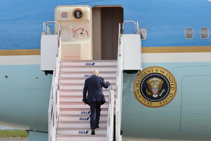 Archivo - October 28, 2025, Tokyo, Japan: U.S. President Donald Trump boards Air Force One for his departure to South Korea, at Haneda Airport in Tokyo, Japan October 29, 2025.