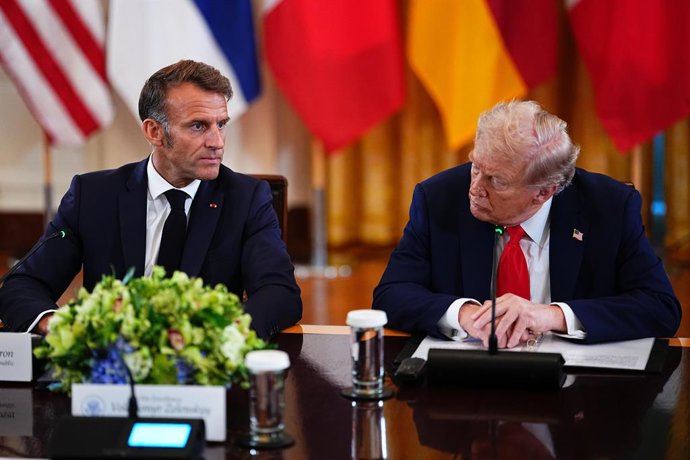 Archivo - Arquivo - 18 de agosto de 2025, Washington, Distrito de Columbia, EUA: O presidente Emmanuel Macron, da França, à esquerda, faz comentários enquanto o presidente dos Estados Unidos, Donald J. Trump, ouve, durante uma reunião multilateral com líd