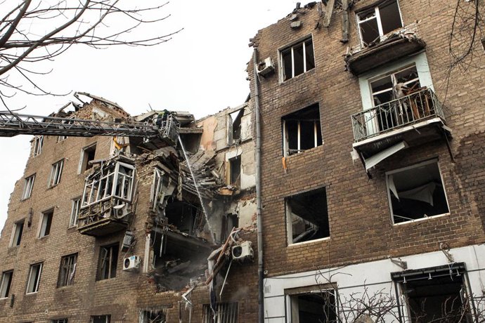 9 de janeiro de 2026, Kryvyi Rih, Ucrânia: Bombeiros extinguem focos de incêndio entre os escombros de um prédio residencial de vários andares parcialmente destruído como resultado de um ataque com mísseis russos em Kryvyi Rih, Ucrânia, em 9 de janeiro de