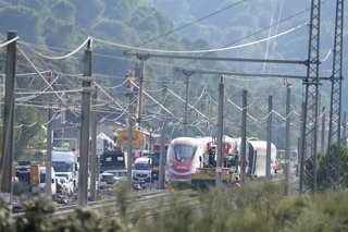 Imagen de la zona del siniestro ferroviario donde dos nuevas grúas de gran tonelaje se incorporan a las tareas para el levantamiento de los vagones. A 20 de enero de 2026, en Adamuz, Córdoba, Andalucía (España). El descarrilamiento de un tren de alta velo