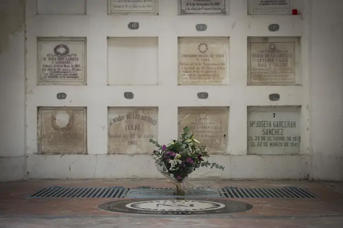 Ramo de flores frente a varios nichos del cementerio de San Isidro, a 1 de noviembre de 2023. - Juan Barbosa - Archivo