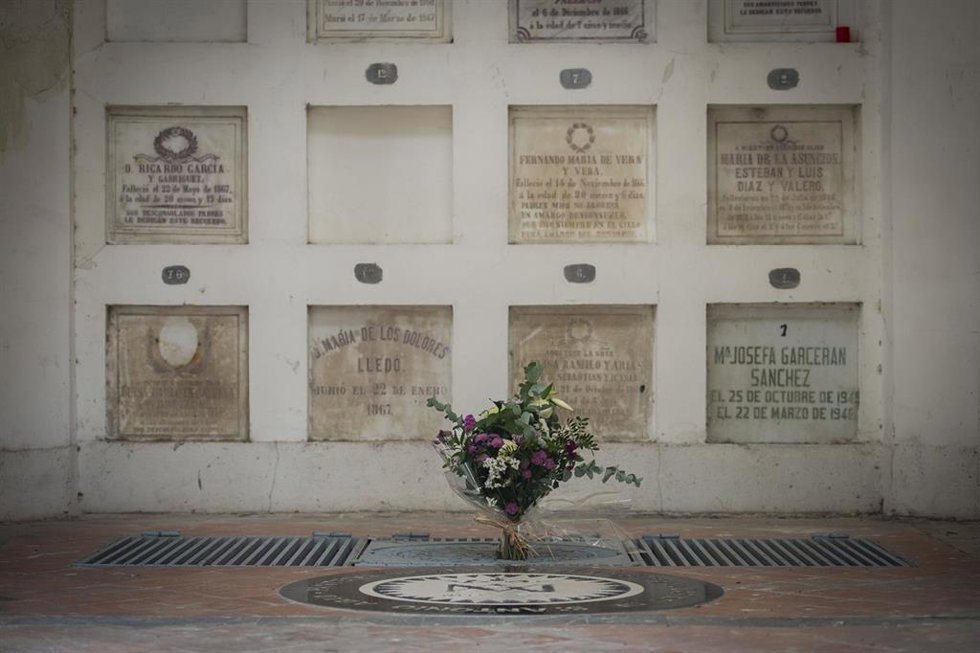 Archivo - Un ramo de flores frente a varios nichos del cementerio de San Isidro, a 1 de noviembre de 2023,.