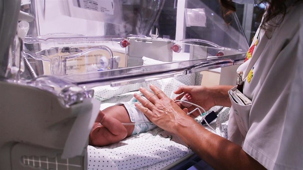 Archivo - Una sanitaria atiende a un bebé prematuro.