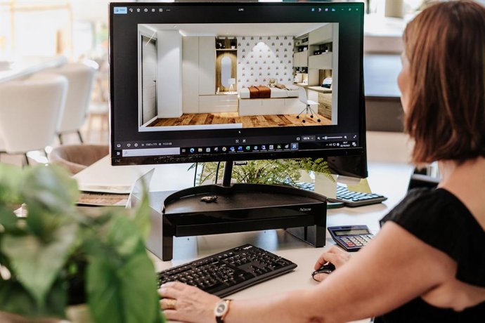 Interiorista de The Gallery diseñando un proyecto de decoración