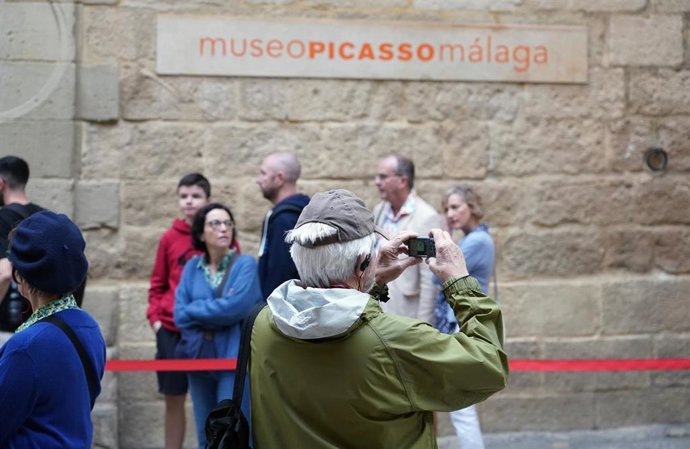 Archivo - Foto de archivo de visitantes del Museo Picasso Málaga.