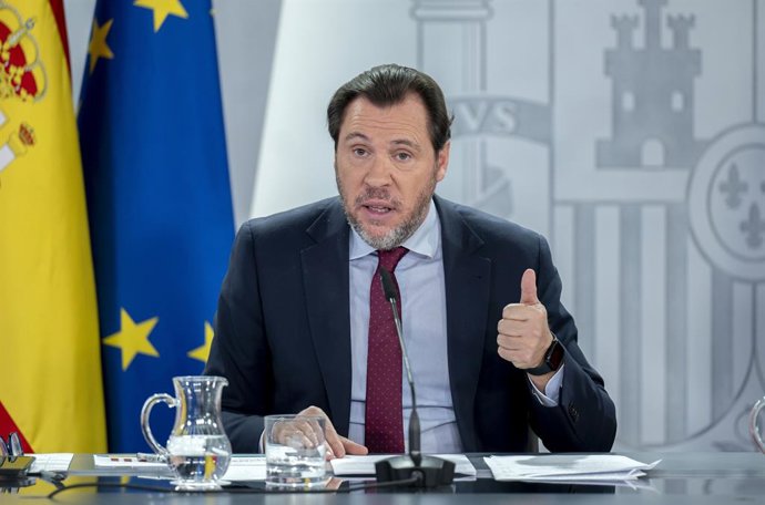 El ministro de Transportes y Movilidad Sostenible, Óscar Puente, durante una rueda de prensa posterior al Consejo de Ministros, en el Palacio de la Moncloa, a 23 de diciembre de 2025, en Madrid (España).  El Gobierno ha aprobado en el último Consejo de Mi