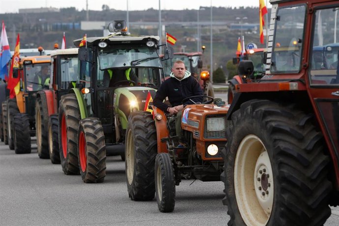Archivo - Imagen de archivo de agricultores y tractores en una manifestación durante las protestas del sector en las carreteras españolas en febrero de 2024, en Ponferrada (León).