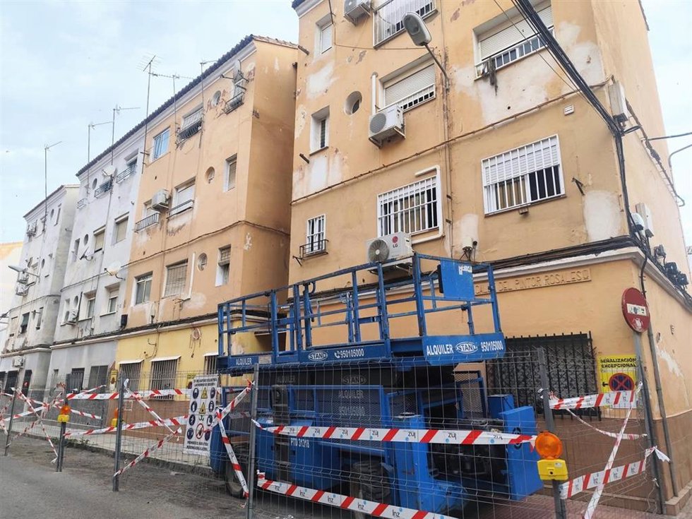 Archivo - Obras de mejora de eficiencia energética en un bloque de viviendas situado en la calle Pintor Rosales de Almería.