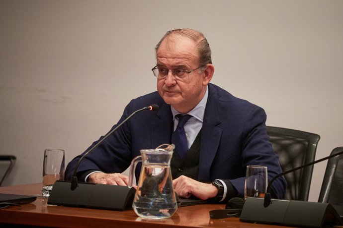 El exdirector de Acciona Construcción, Justo Vicente Pellegrini, durante la comparecencia ante la Comisión de Investigación sobre adjudicaciones públicas del Parlamento de Navarra, a 21 de enero de 2026, en Pamplona, Navarra (España).