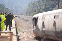 Los trabajos continúan centrados en sacar el Alvia de las vías condicionados por las lluvias en Adamuz (Córdoba)
