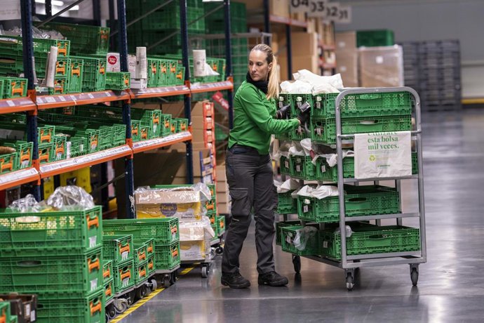 Archivo - Trabajadora en una colmena de Mercadona