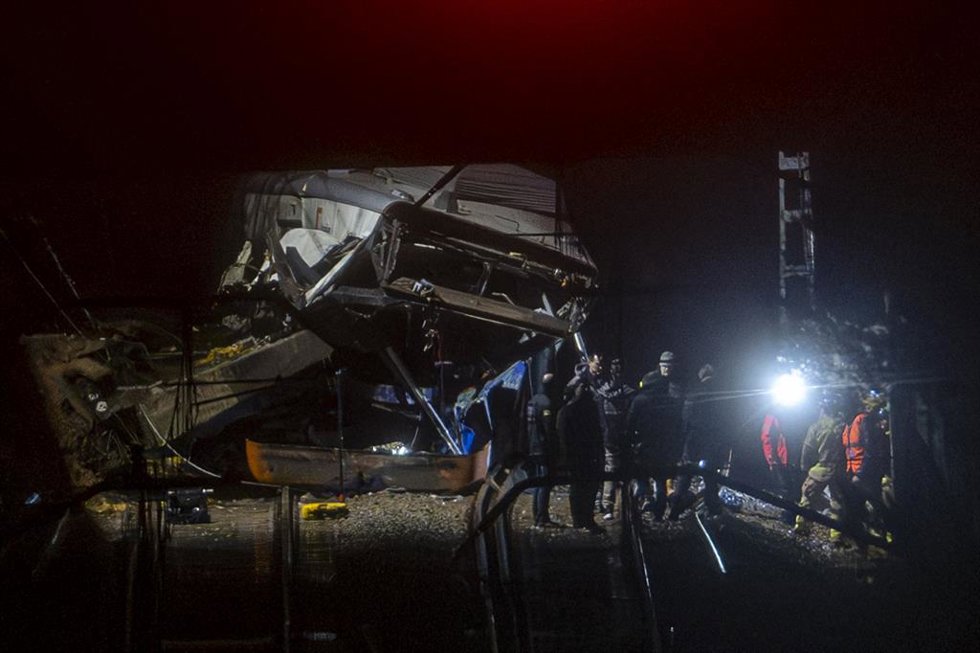 El tren accidentado, a 20 de enero de 2026, en Gelida, Barcelona, Catalunya (España). El Servei d'Emergncies Mdiques (SEM) ha confirmado el fallecimiento del maquinista al descarrilar un tren de la R4 de Rodalies tras la caída de un muro de contención