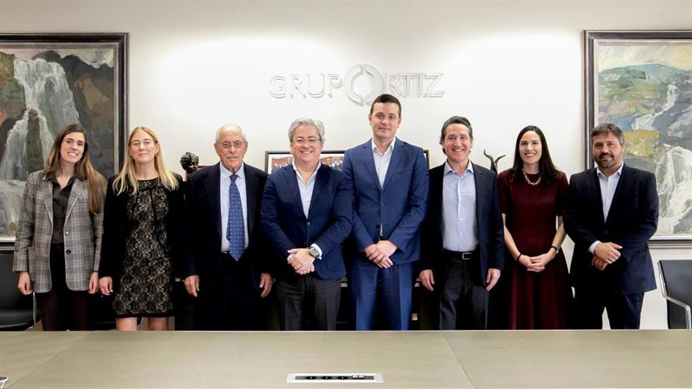 Archivo - En el centro, el presidente de Grupo Ortiz, Juan Antonio Carpintero; el director corporativo de Inversiones de Cofides, Miguel Ángel Ladero; y el consejero delegado de Grupo Ortiz, Javier de la Mata; junto a los equipos de Cofides y Grupo Orti