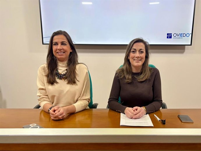 As concejalas de Vox Oviedo Sonsoles Peralta y Alejandra González.