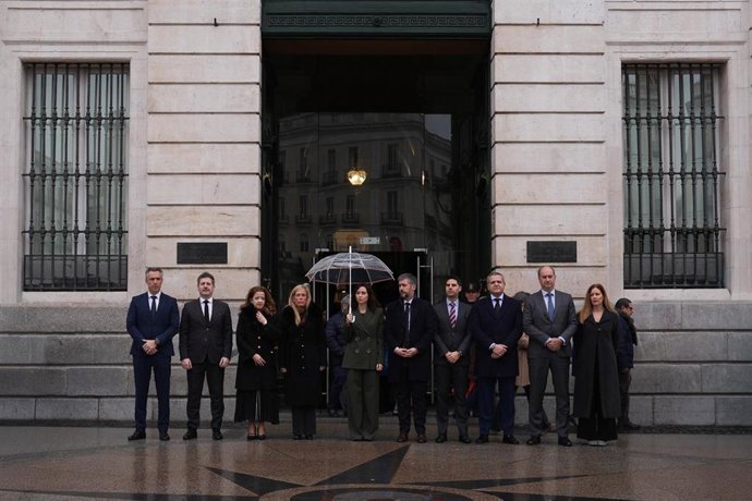 La presidenta de la Comunidad de Madrid, Isabel Díaz Ayuso, ha participado este miércoles, junto a los consejeros del Ejecutivo autonómico, en un minuto de silencio por las víctimas de Adamuz