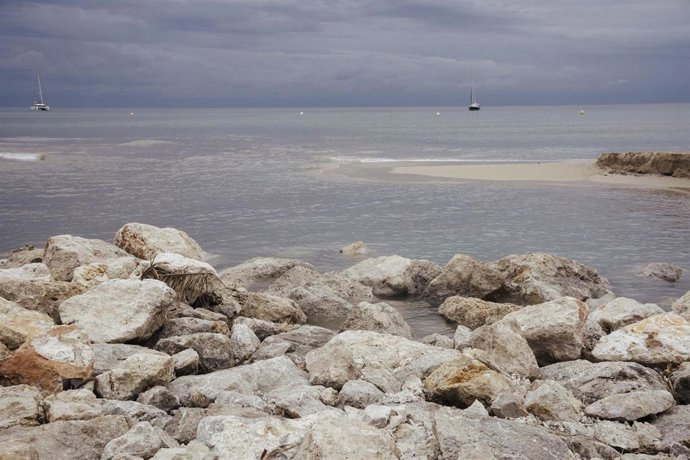 Archivo - Imagen de archivo de una playa durante un temporal