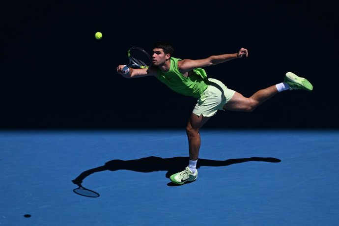 21 de janeiro de 2026, Austrália, Melbourne: Carlos Alcaraz, da Espanha, em ação durante a partida da segunda rodada masculina contra Yannick Hanfmann, da Alemanha, no quarto dia do torneio de tênis Australian Open 2026, no Melbourne Park, em Melbourne. F