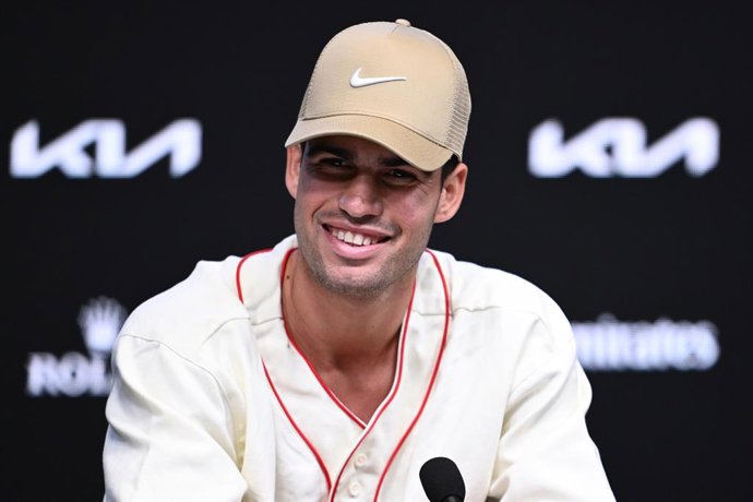 16 de janeiro de 2026, Austrália, Melbourne: O tenista espanhol Carlos Alcaraz fala durante uma coletiva de imprensa antes do torneio de tênis Australian Open, no Melbourne Park. Foto: Joel Carrett/AAP/dpa