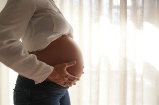 Archivo - Una mujer embarazada