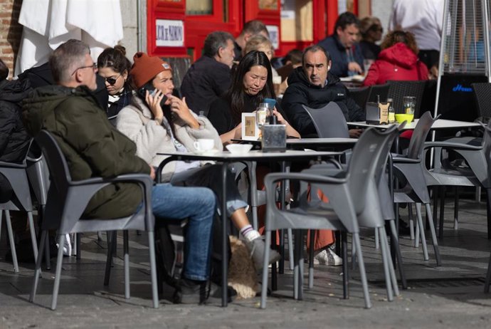 Archivo - Varias personas en la terraza de una bar en imagen de archivo. 