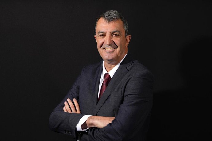 Archivo - El director de La Vuelta, Javier Guillén, posa ante los medios.  