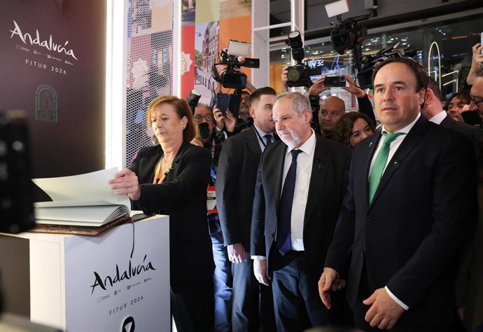 El ministro de Turismo, Jordi Hereu, y el presidente de la ComuniTAT, Juanfran Pérez Llorca, firman en el libro de condolencias por las víctimas de Adamuz, en el estand de Turespaña de la 46ª Feria Internacional de Turismo-FITUR 2026