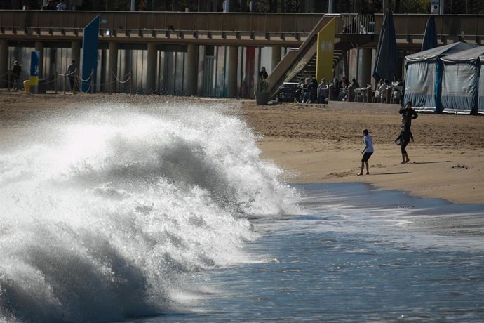 Archivo - Vista del oleaje en la playa de la Barceloneta, a 17 de enero de 2023, en Barcelona.