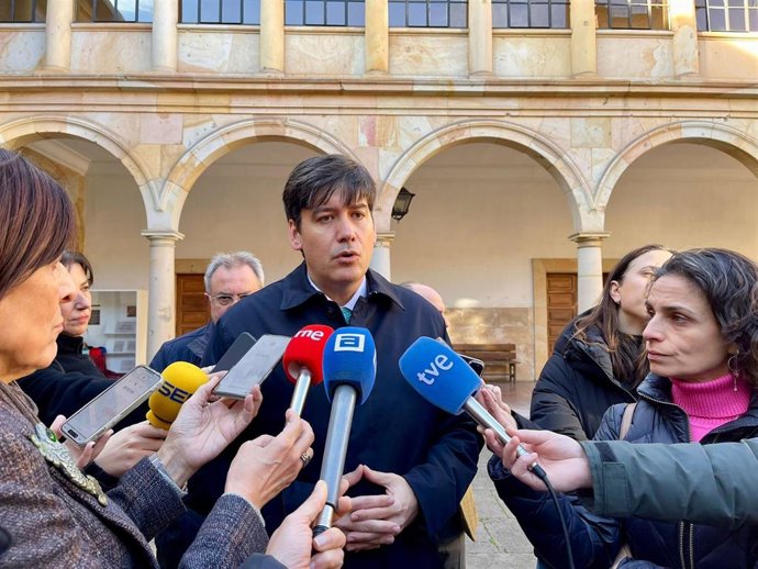 El consejero de Ciencia, Industria y Empleo del Principado de Asturias, Borja Sánchez, atiende a los medios de comunicación.