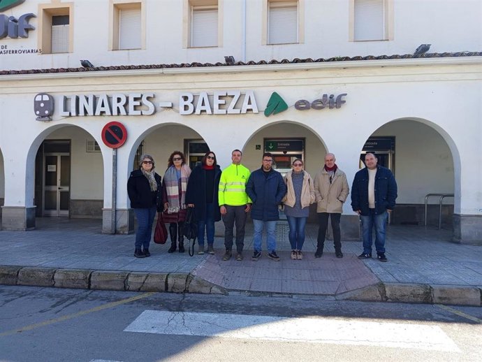 Responsables de CCOO en Jaén en la estación de Linares-Baeza tras asistir a un minuto de silencio por las víctimas del accidente de Adamuz.