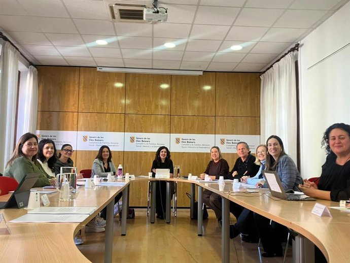 La consellera de Familias, Bienestar Social y Atención a la Dependencia, Sandra Fernández, preside la reunión de la Comisión de Igualdad de este miércoles.