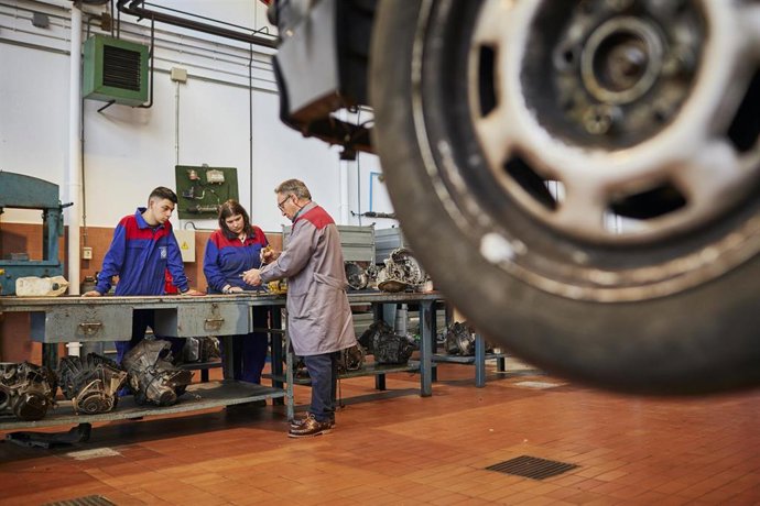 Archivo - Varias personas aprenden mecánica en un instituto