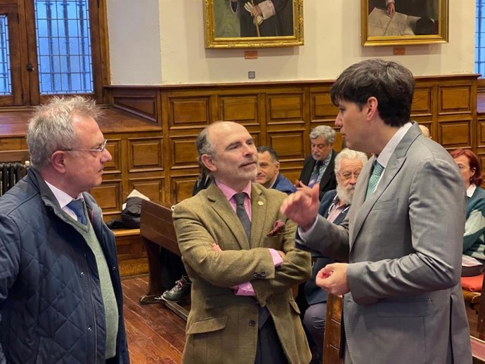 El director de la cátedra, José Antonio López Cerezo, el rector de la Universidad de Oviedo, Ignacio Villaverde, y el consejero Borja Sánchez,durante el acto de presentación en el Edificio Histórico.