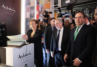 El ministre de Turisme, Jordi Hereu, i el president de la Comunitat Valenciana, Juanfran Pérez Llorca, signen en el llibre de condolences per les víctimes d'Adamuz, en l'estand de Turespaña de la 46ª Fira Internacional de Turisme-FITUR 2026