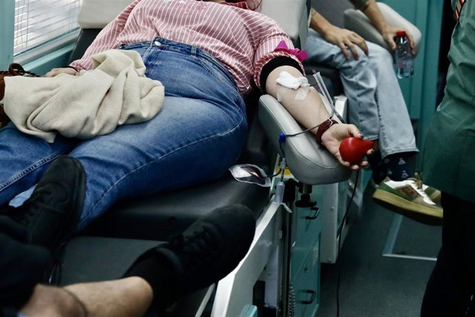 Malagueños donando sangre en previsión de las necesidades surgidas tras el grave accidente ferroviario de Adamuz, en la provincia de Córdoba. A 19 de enero de 2026, en Málaga (Andalucía, Córdoba).  