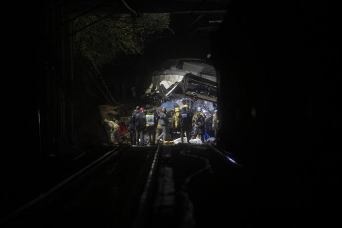 El tren accidentado, a 20 de enero de 2026, en Gelida, Barcelona, Catalunya (España). El Servei d'Emergències Mèdiques (SEM) ha confirmado el fallecimiento del maquinista al descarrilar un tren de la R4 de Rodalies tras la caída de un muro de contención y