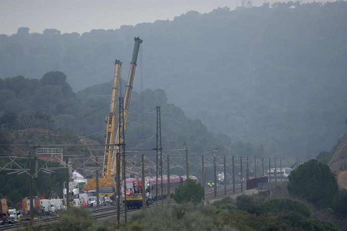 Imagen de los trabajos de rescate de los convoyes de trenes accidentados en la zona del suceso en Adamuz (Córdoba)