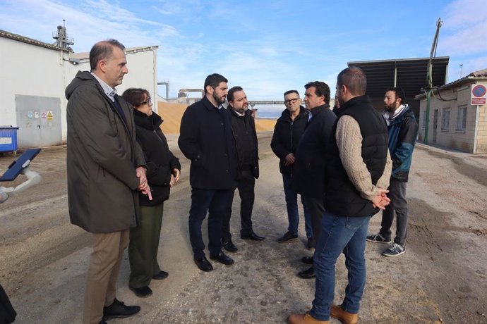 El candidato de Vox al Gobierno de Aragón, Alejandro Nolasco, con el diputado nacional y portavoz de Agricultura de Vox en el Congreso, Ricardo Chamorro, en Grañén (Huesca) en contra del acuerdo UE-Mercosur