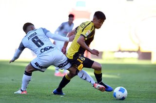 Futbol, Coquimbo Unido vs Deportes Limache. Fecha 18, Liga primera 2025. El jugador de Coquimbo Unido Sebastian Galani, derecha, disputa el balon con Yonathan Andia de Deportes Limache durante el partido de primera division realizado en el estadio