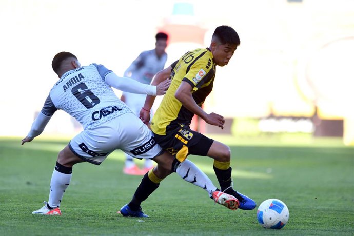 Futbol, Coquimbo Unido vs Deportes Limache. Fecha 18, Liga primera 2025. El jugador de Coquimbo Unido Sebastian Galani, derecha, disputa el balon con Yonathan Andia de Deportes Limache durante el partido de primera division realizado en el estadio
