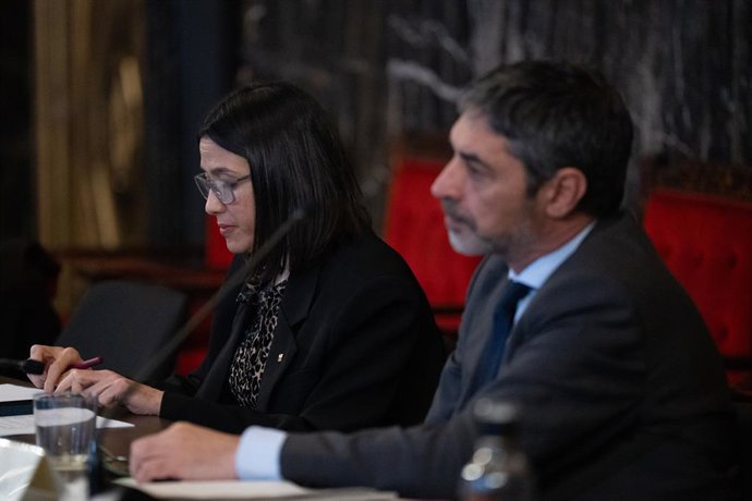 Archivo - La consellera Núria Parlon i el director general dels Mossos, Josep Lluís Trapero