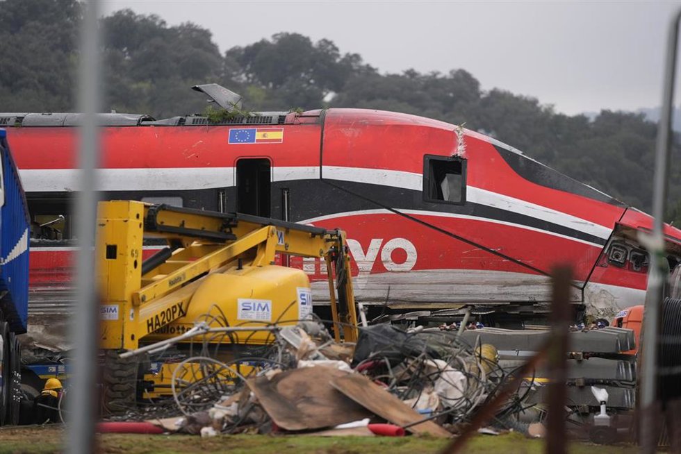 Imagen de los trabajos de rescate de los convoyes de trenes accidentados en la zona del suceso en Adamuz (Córdoba).  