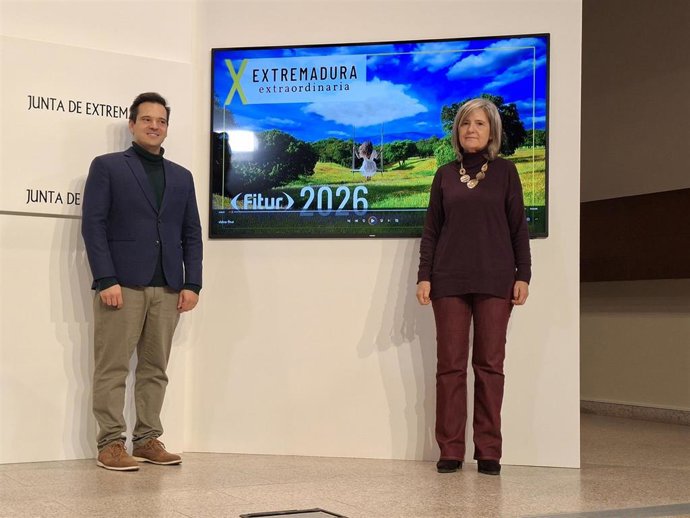 Imagen de archivo de la consejera de Cultura, Turismo, Jóvenes y Deportes en funciones, Victoria Bazaga, y el director general de Turismo en funciones, Óscar Mateos, en la presentación de la participación de Extremadura en Fitur 2026