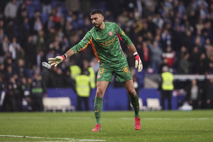 Paulo Gazzaniga, del Girona FC, muestra al árbitro el objeto lanzado durante el partido de LaLiga EA Sports entre el RCD Espanyol y el Girona FC disputado en el RCDE Stadium