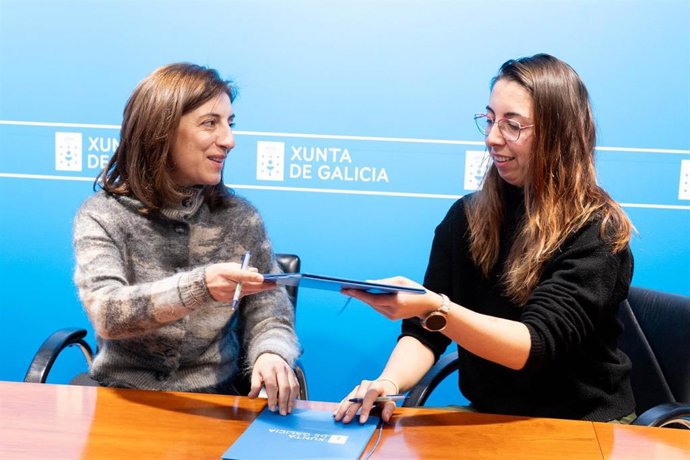 La conselleira de Medio Ambiente e Cambio Climático, Ángeles Vázquez, y la vicepresidenta de la Coordinadora para o Estudo dos Mamíferos Mariños (Cemma), Uxía Vázquez