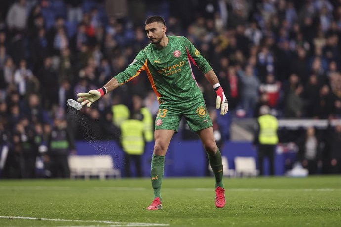 Paulo Gazzaniga of Girona FC shows object thrown at the referee during the Spanish league, LaLiga EA Sports, football match played between RCD Espanyol and Girona FC at RCDE Stadium on January 16, 2026 in Cornella, Barcelona, Spain.