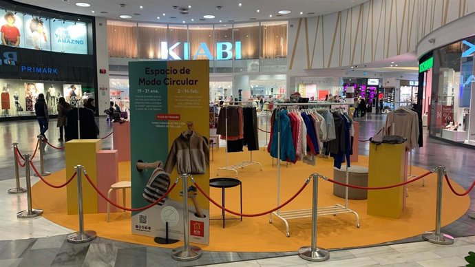 'Espacio De Moda Circular' De RÍO Shoppoing Donde Los Cliente Pueden Dejar Ropa Y Complementos Que No Usan Y Cambiarlos Por Otros.