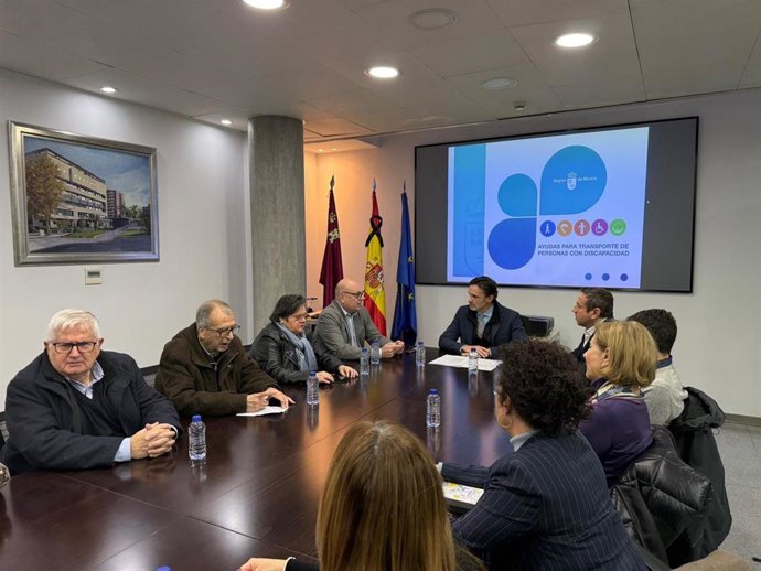 El consejero de Fomento e Infraestructuras, Jorge García Montoro, durante el encuentro con CERMI y representantes de las 15 asociaciones de personas con discapacidad de la Región beneficiadas con las ayudas al transporte