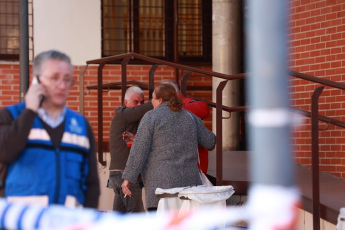 Imagen de familiares de víctimas en el siniestro ferroviario de Adamuz (Córdoba) accediendo al punto de información habilitado en el Centro Cívico Poniente Sur. A 19 de enero de 2026, en Córdoba (Andalucía, España).